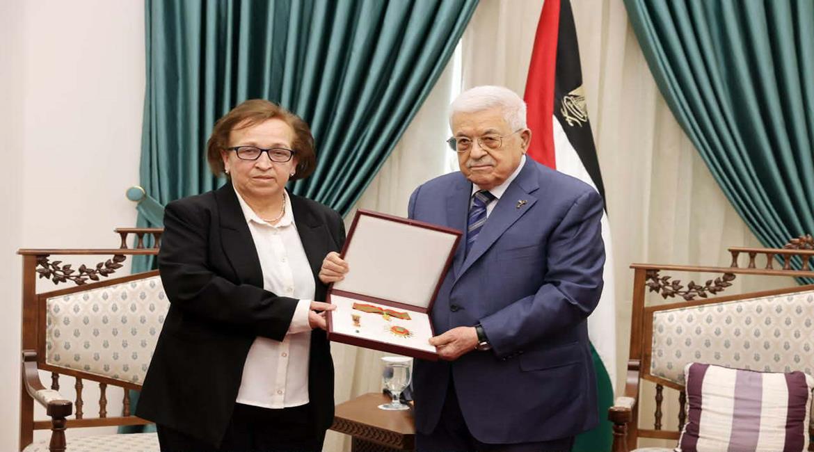 الرئيس محمود عباس، يمنح القائد الوطني الراحل قدري أبو بكر نجمة الاستحقاق من وسام دولة فلسطين