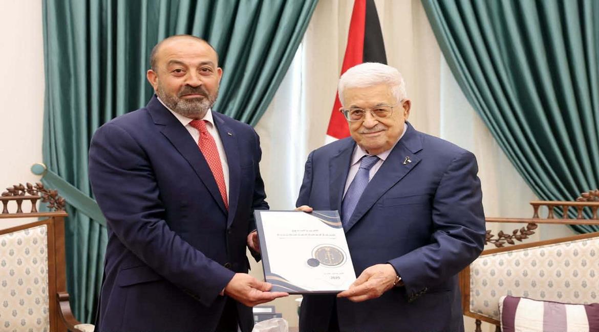 الرئيس محمود عباس، يتسلم التقرير السنوي للنيابة العامة لعام 2025، خلال استقباله النائب العام أكرم الخطيب بمقر الرئاسة في مدينة رام الله