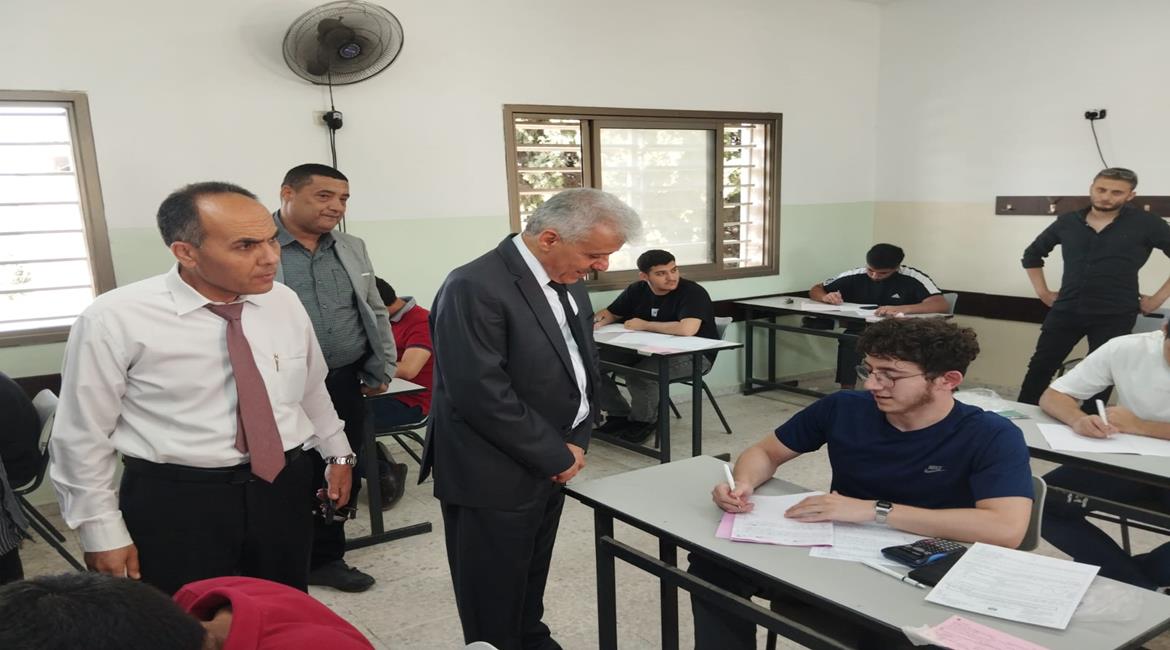  وزير التربية والتعليم العالي أمجد برهم، خلال جولة ميدانية تفقدية في عدد من قاعات امتحان الثانوية العامة في مديرية تربية طولكرم