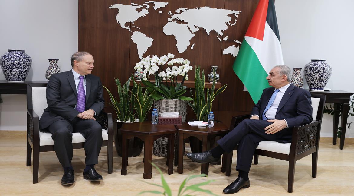 رئيس الوزراء محمد اشتية، يستقبل القنصل العام الفرنسي في القدس رينيه تروكاز 