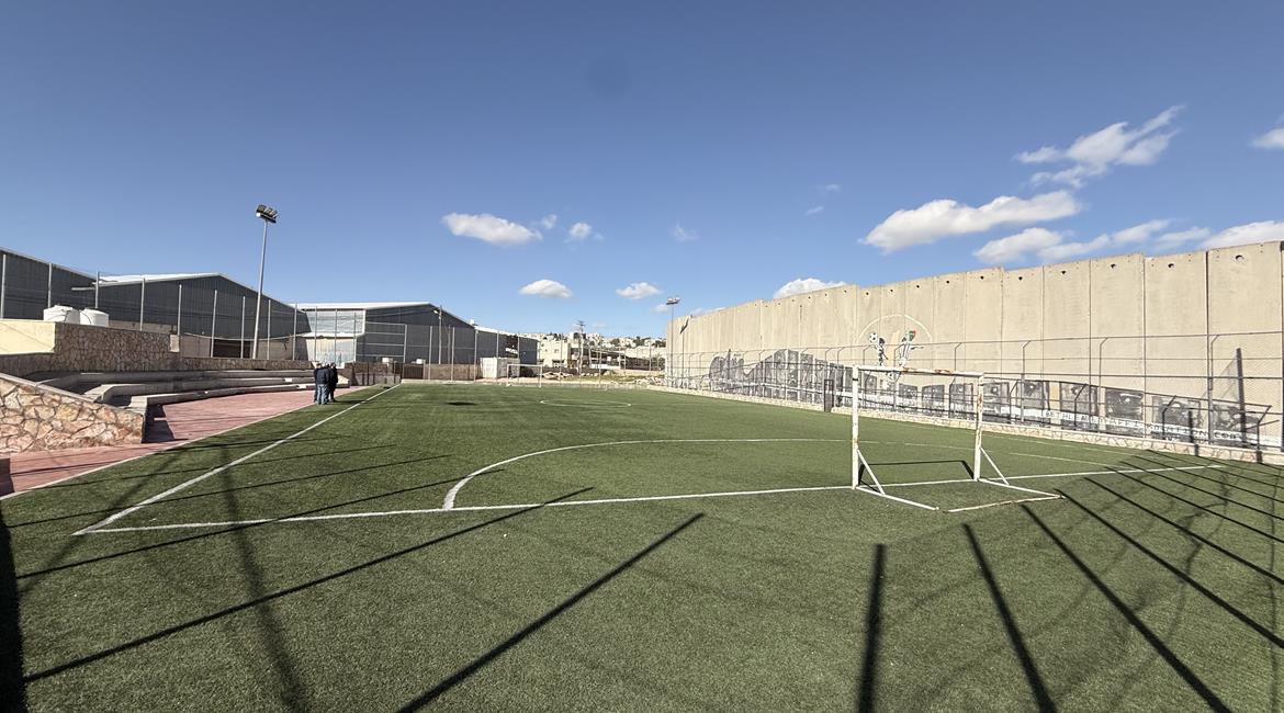 ملعب مخيم عايدة المهدد بالهدم من قبل الاحتلال بذريعة "عدم الترخيص"