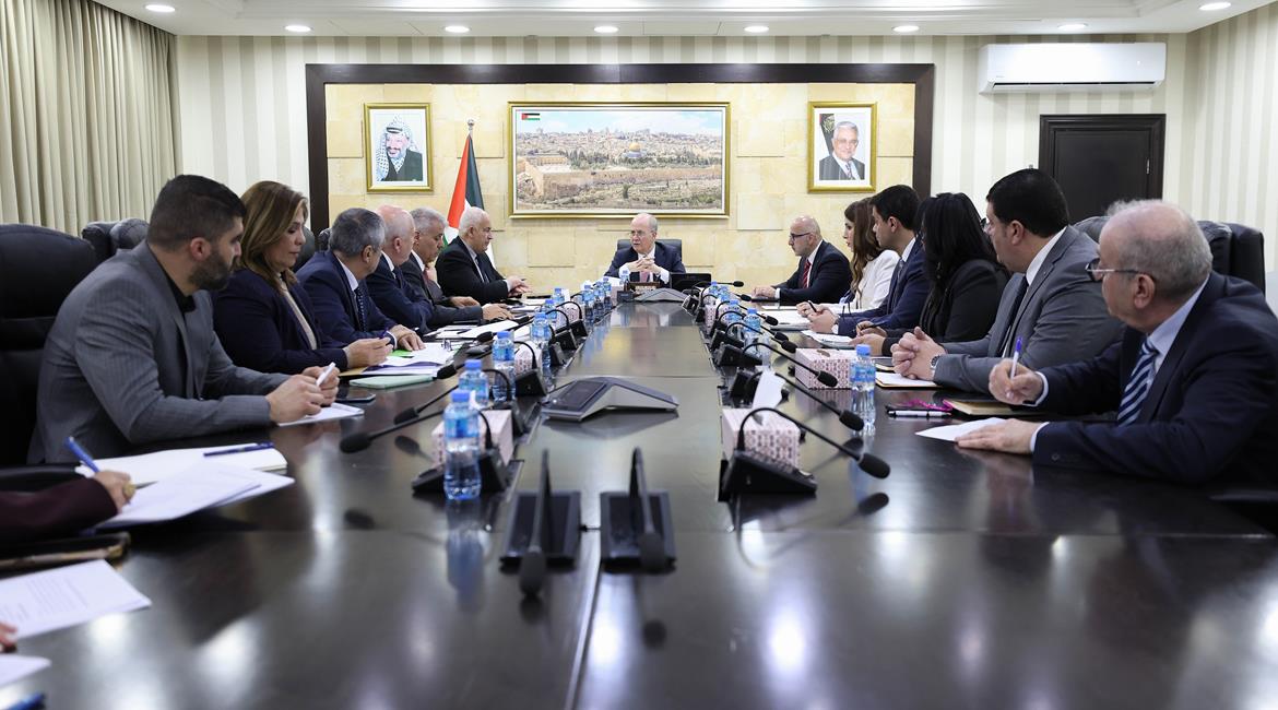 رئيس الوزراء محمد مصطفى، خلال ترؤسه  اجتماعًا وزاريًا خُصص لبحث سبل تكثيف وتعزيز برامج دعم صمود المواطنين