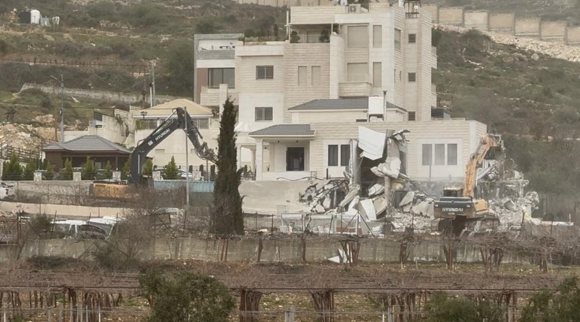 قوات الاحتلال الإسرائيلي تهدم منزلين في بلدة الخضر جنوب بيت لحم