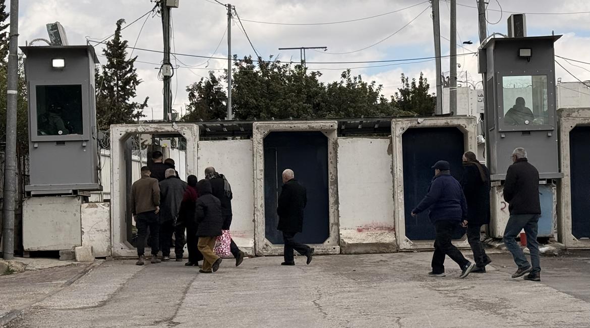 قوات الاحتلال تعيق وصول المصلين الى المسجد الاقصى المبارك في الجمعة الثانية من شهر رمضان المبارك على حاجز بيت لحم الشمالي 