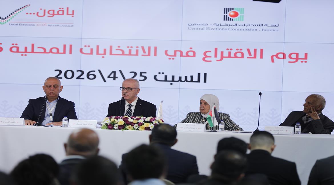 رئيس لجنة الانتخابات المركزية رامي الحمد الله،خلال المؤتمر الصحفي الذي عقد في مقر لجنة الانتخابات بمدينة البيرة