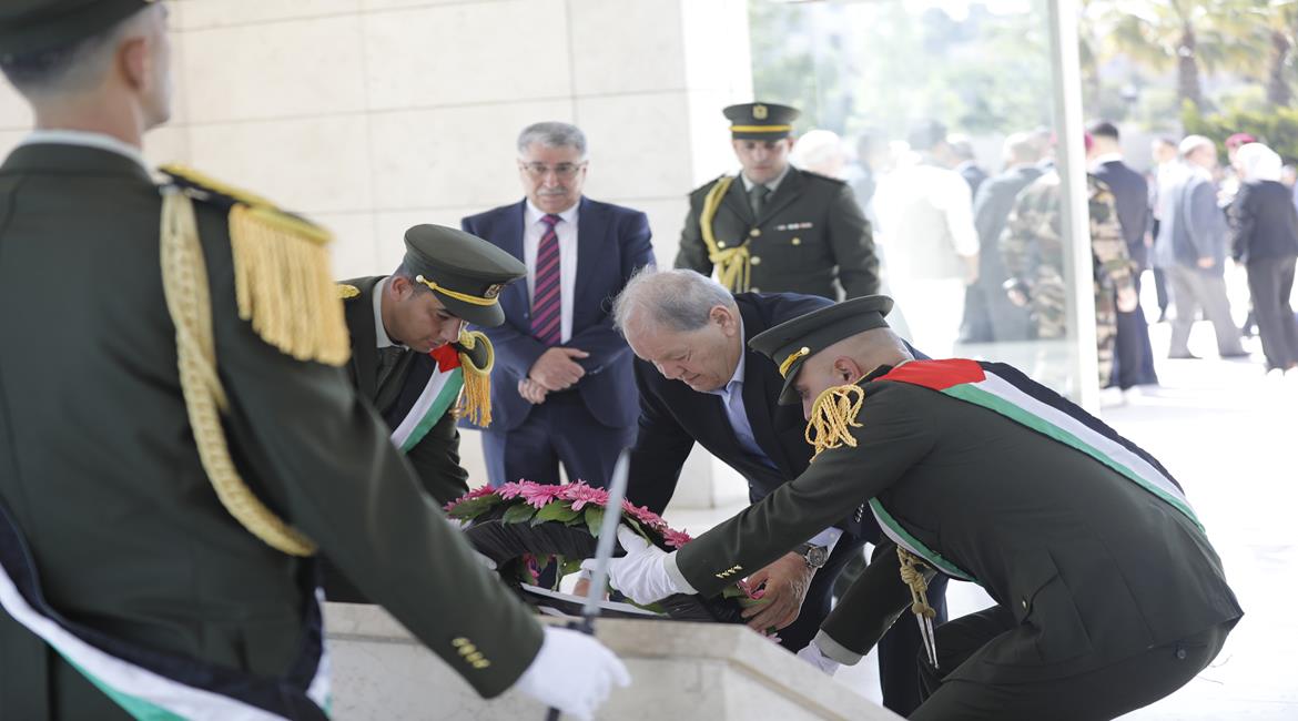 رئيس المجلس الوطني روحي فتوح، يضع إكليلا من الزهور على ضريح الرئيس الشهيد ياسر عرفات، بمقر الرئاسة في مدينة رام الله، لمناسبة عيد الأضحى المبارك