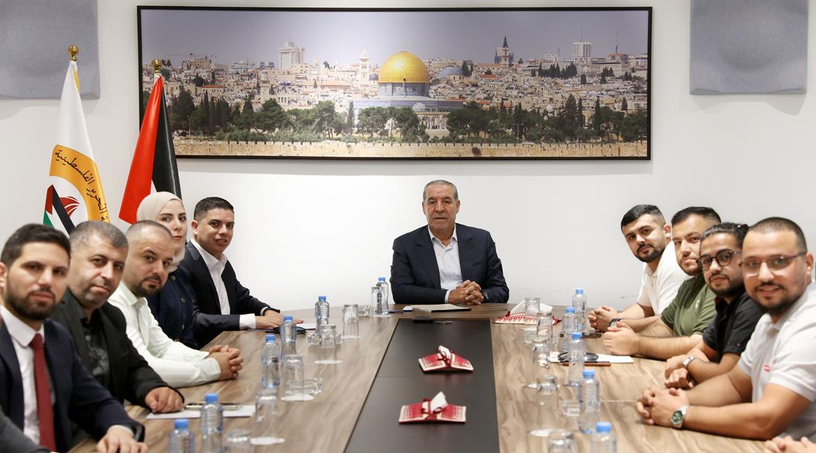 نائب رئيس دولة فلسطين حسين الشيخ، يستقبل وفدا من الهيئة التنفيذية للاتحاد العام لطلبة فلسطين، برئاسة رئيس الهيئة التنفيذية وسيم الجمل، وبمشاركة أعضاء الهيئة التي تضم ممثلين عن فصائل منظمة التحرير الفلسطينية