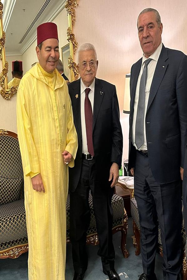 الرئيس محمود عباس، يلتقي ممثل ملك المغرب، الأمير مولاي رشيد، على هامش اجتماعات القمة العربية الإسلامية الطارئة المنعقدة في العاصمة القطرية الدوحة