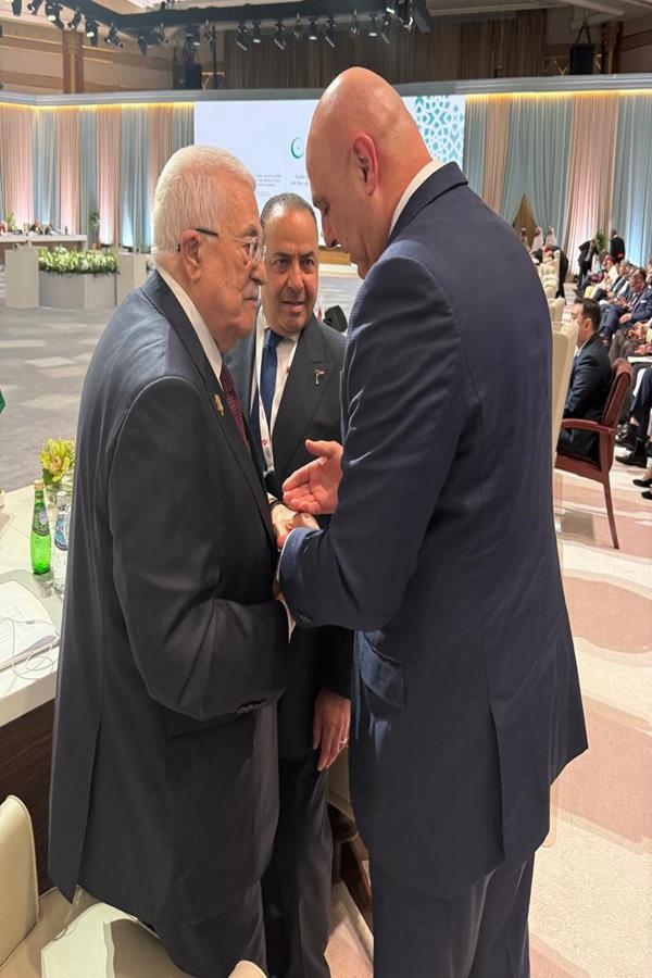 الرئيس محمود عباس، يلتقي رئيس الجمهورية اللبنانية جوزاف عون، على هامش اجتماعات القمة العربية الإسلامية الطارئة المنعقدة في العاصمة القطرية الدوحة