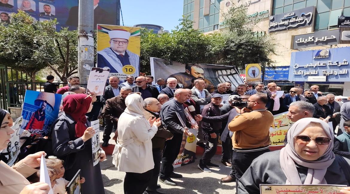  وقفة في مدينة الخليل احياء ليوم الأسير ورفضا لقانون إعدام الاسرى في سجون الاحتلال.(عدسة: شادية سلطان/وفا)