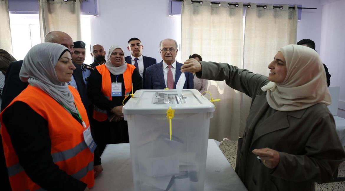 رئيس الوزراء محمد مصطفى، خلال تفقده مركزي اقتراع للانتخابات المحلية في مدينة البيرة وبلدة بيرزيت