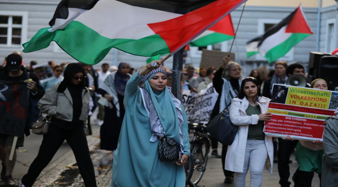مسيرة جماهيرية في مدينة  بون الالمانيه للمطالبة بوقف العدوان على غزة ووقف انتهاكات المستعمرين في الضفة الغربية