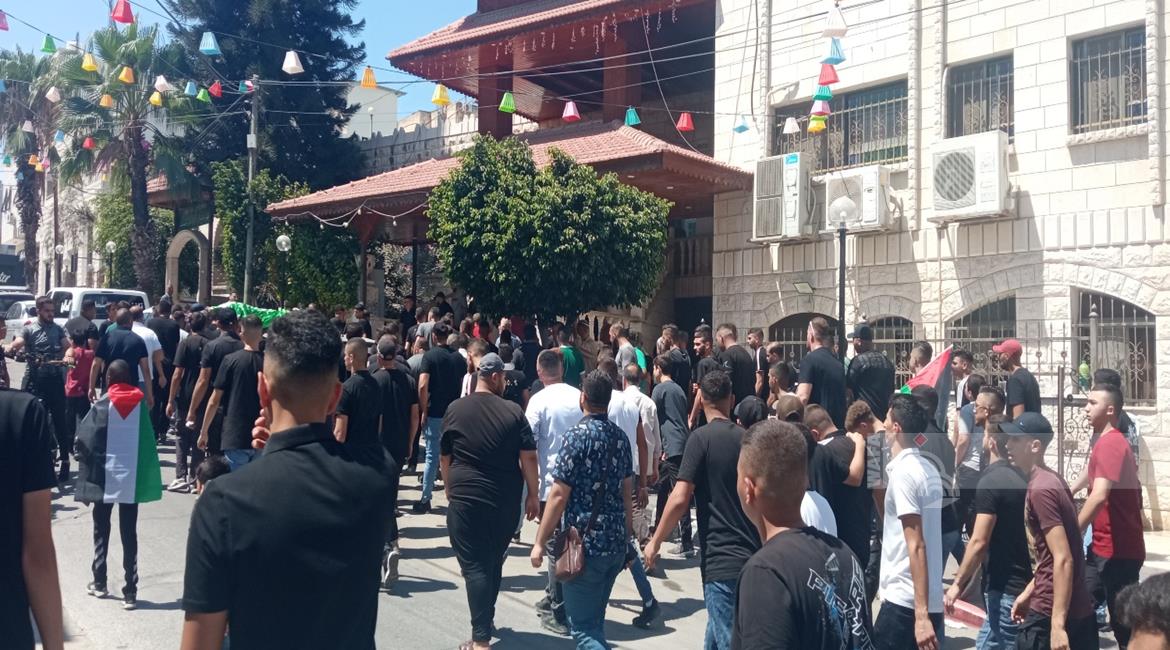مواطنون يشيعون جثمان الشهيد محمود أبو سعن (18 عاما) في مدينة طولكرم