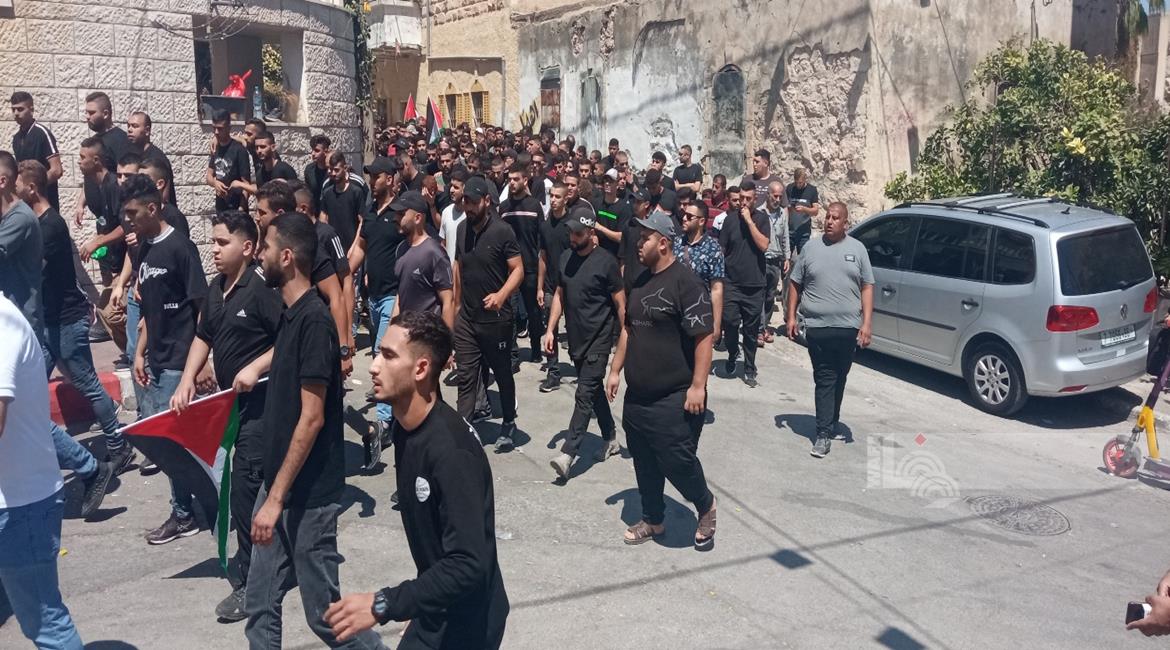 مواطنون يشيعون جثمان الشهيد محمود أبو سعن (18 عاما) في مدينة طولكرم