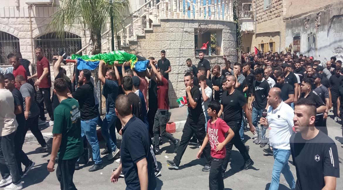 مواطنون يشيعون جثمان الشهيد محمود أبو سعن (18 عاما) في مدينة طولكرم