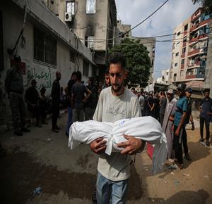 غزة - وداع وتشييع عدد من الشهداء من بينهم أطفال في مستشفى الشفاء بمدينة غزة