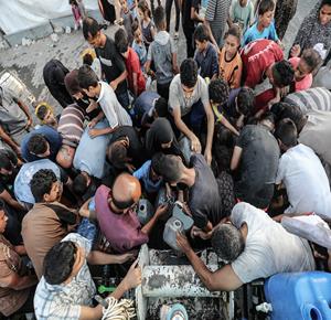 غزة - نازحون يتزاحمون في طوابير للحصول على مياه الشرب في مخيم البريج وسط قطاع غزة