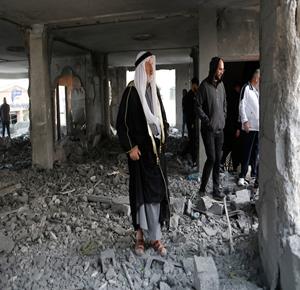 الخليل - مواطنون يتفقدون الدمار الذي لحق بمنزل الأسير أحمد الهيموني في مدينة الخليل عقب تفجيره من قبل قوات الاحتلال صباح اليوم