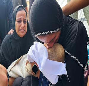 غزة - وداع وتشييع رضيعين توفيا نتيجة سوء التغذية في مستشفى ناصر بخان يونس جنوب قطاع غزة