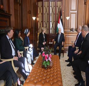 لندن - الرئيس محمود عباس يلتقي رئيس لجنة الشؤون الخارجية بالبرلمان البريطاني ايميلي ثورنييري