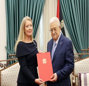 رام الله - الرئيس محمود عباس، يستقبل القنصل العام البريطاني في القدس هيلين وينترتون