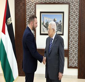 رام الله - الرئيس محمود عباس، يتقبل أوراق اعتماد رئيس مكتب تمثيل قبرص لدى دولة فلسطين ماريوس ستافرو