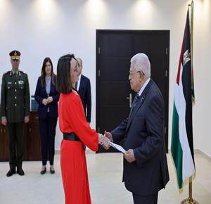 رام الله - الرئيس محمود عباس، يتقبل أوراق اعتماد القنصل العام البلجيكي في القدس السفيرة أنيك فان كالستر
