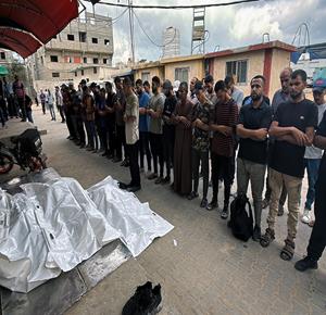غزة - تشييع عدد من الشهداء في مستشفى شهداء الاقصى بدير البلح جراء القصف الاسرائيلي وسط قطاع غزة
