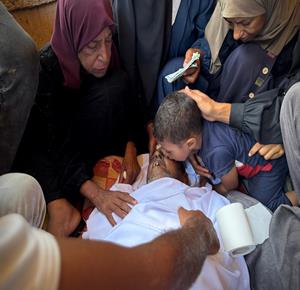 غزة - وداع وتشييع عدد من الشهداء في مستشفى ناصر جراء إطلاق النار عليهم بالقرب من منطقة الطينة في خان يونس جنوب قطاع غزة