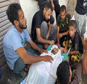 غزة - وداع وتشييع عدد من الشهداء في مستشفى شهداء الأقصى جراء القصف الإسرائيلي على دير البلح