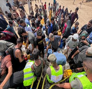 غزة - نازحون يتجمعون للحصول على مياه الشرب في مخيم النصيرات وسط قطاع غزة