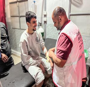 غزة - الأسير المحرر علي أبو علي يتلقى الرعاية الطبية في مستشفى العودة بالنصيرات وسط غزة بعد تحريره