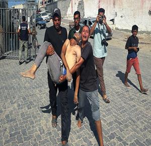 غزة - وصول شهداء وجرحى برصاص الاحتلال إلى مستشفى ناصر بخان يونس جنوب قطاع غزة خلال محاولتهم الحصول على مساعدات إنسانية