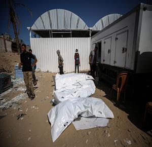 غزة - الصليب الأحمر ينقل جثامين شهداء كان يحتجزها الاحتلال الإسرائيلي إلى مستشفى ناصر في خان يونس جنوب غزة