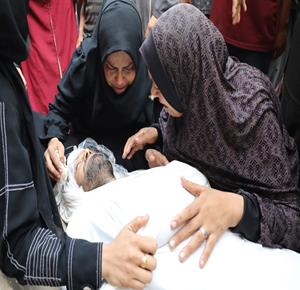غزة - وداع وتشييع عدد من الشهداء من بينهم أطفال في مستشفى الشفاء جراء إطلاق جيش الاحتلال النار عليهم أثناء انتظار دخول المساعدات الإنسانية شمال قطاع غزة