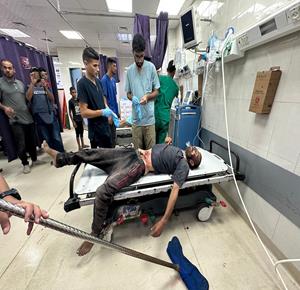 غزة - وداع وتشييع عدد من شهداء القصف الإسرائيلي في مستشفى ناصر في خانيونس جنوب قطاع غزة