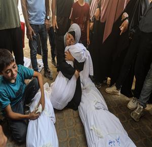 غزة - وداع وتشييع عدد من الشهداء في مستشفى الشفاء بمدينة غزة