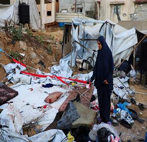 غزة - مواطنون يتفقدون الدمار جراء القصف الاسرائيلي على خيام النازحين في شارع النصر غرب مدينة غزة
