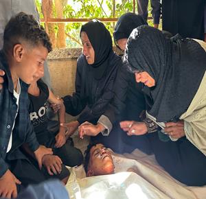 غزة - وداع وتشييع شهداء في مستشفى ناصر بخان يونس جنوب قطاع غزة