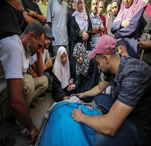 غزة - تشييع عدد من الشهداء من بينهم اطفال في مستشفى الشفاء بمدينة غزة