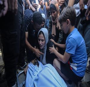 غزة - وداع وتشييع عدد من الشهداء من بينهم المصور الصحفي يحيى برزق في مستشفى شهداء الاقصى بدير البلح وسط قطاع غزة