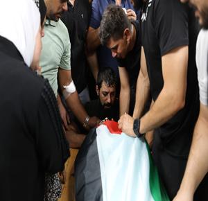 نابلس - تشييع جثمان الشهيد الشاب محمد جمال عمر مدني (25 عاماً) إلى مثواه الأخير في مخيم بلاطة شرق مدينة نابلس