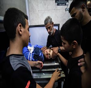 جنين - القاء نظرة الوداع على جثمان الشهيد الطفل إسلام مجارمة (14 عاما) في مستشفى جنين الحكومي