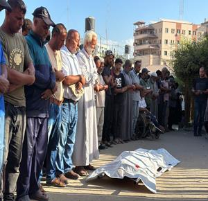 غزة - وداع وتشييع عدد من الشهداء في مستشفى ناصر في خان يونس جنوب قطاع غزة
