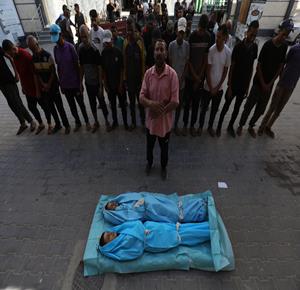 غزة - وداع وتشييع عدد من الشهداء في مستشفى العودة بالنصيرات وسط قطاع غزة