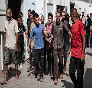 غزة - مواطنون ينقلون عددا من الشهداء والجرحى إلى مستشفى العودة بمخيم النصيرات جراء إطلاق الاحتلال الاسرائيلي النار عليهم بالقرب من مركز توزيع المساعدات وسط قطاع غزة