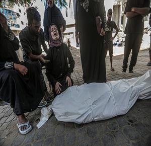 غزة - وداع وتشييع عدد من الشهداء في مستشفى الشفاء بعد عدة غارات جوية اسرائيلة على مخيم الشاطئ غرب مدينة غزة