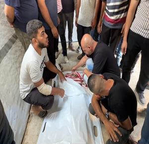 غزة - وداع وتشييع عدد من الشهداء في مستشفى العودة بمخيم النصيرات وسط قطاع غزة