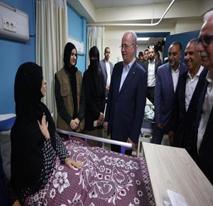 رفح - رئيس الوزراء محمد مصطفى مصطفى يتفقد الجرحى من أبناء شعبنا في مستشفى العريش العام كما تفقد المركز اللوجستي لجمعية الهلال الأحمر المصري والمطبخ الإنساني