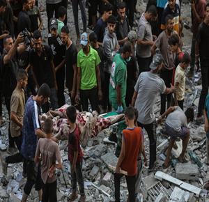 غزة - مواطنون يبحثون عن ناجين بعد غارة جوية اسرائيلية على شقة سكنية في حي الرمال بمدينة غزة
